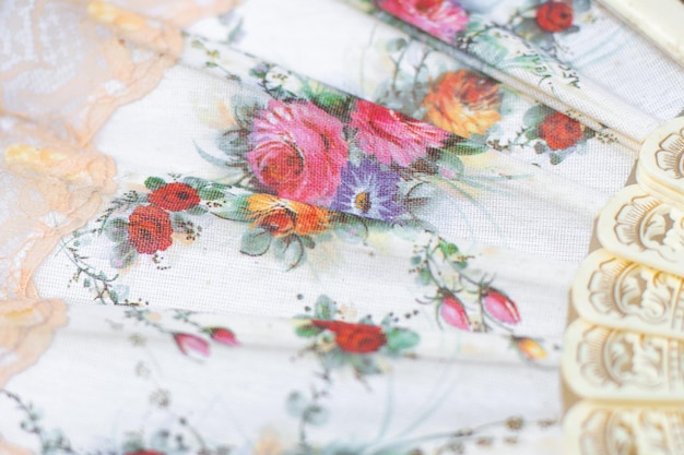 detal haftu na lnianej tkaninie